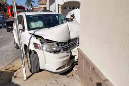 Se impacta conductor de camioneta contra una casa en la Ampliación La Rosita