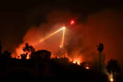 Vientos de Santa Ana, un peligroso aliado de los incendios en Los Ángeles