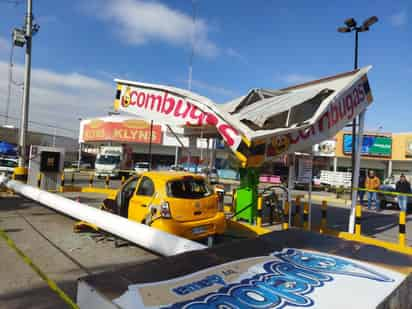 Accidente con espectacular en Torreón.