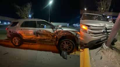 Tráiler impacta camioneta y la proyecta contra un poste en Gómez Palacio