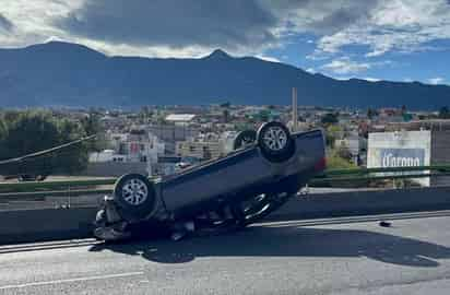 Acelerado conductor provoca choque y volcadura en Saltillo