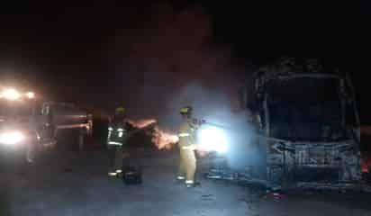 Autobús perteneciente al Grupo Rancho Grande se incendia en la autopista Cuencamé-Lerdo