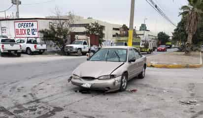 Mujer choca contra camellón central de la colonia Las Carolinas, Torreón