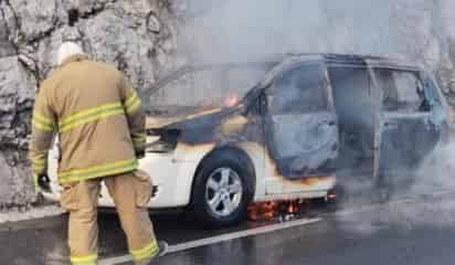 Familia ilesa tras incendio de camioneta en carretera de Arteaga