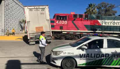 Tren impacta tráiler y golpea vehículo en Gómez Palacio