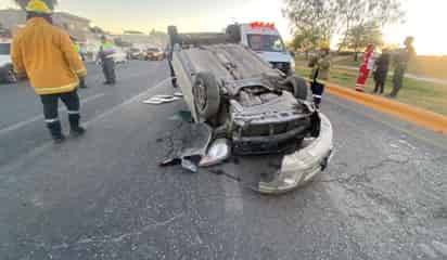 Adulto mayor vuelca auto en Gómez Palacio; solo daños materiales