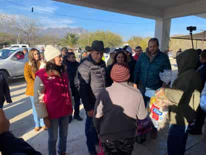 Gobernador y alcalde de Ramos Arizpe realizan una brigada invernal en San Miguel