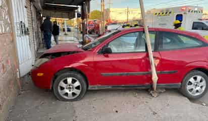 Conductora de auto se impactan contra una finca en la colonia Ciudad Nazas, de Torreón.