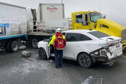 Se registra carambola de siete vehículos en la carretera Monterrey - Saltillo