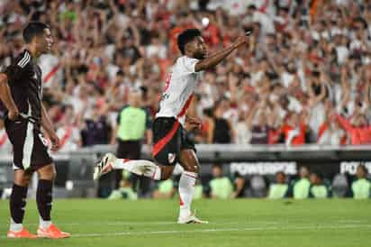 Un golazo del colombiano Miguel Borja cerró la cuenta para River Plate frente a un Estadio Monumental completamente lleno.