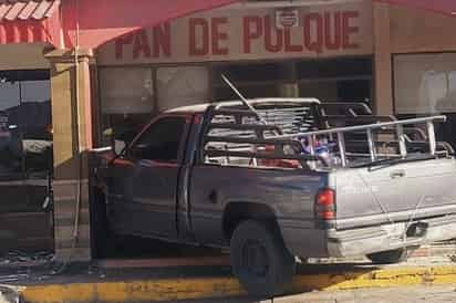 Camioneta termina al fondo de panadería tras falla mecánica