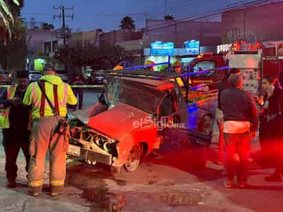 Camioneta acaba destrozada tras ser impactada por pipa en el Centro de Torreón