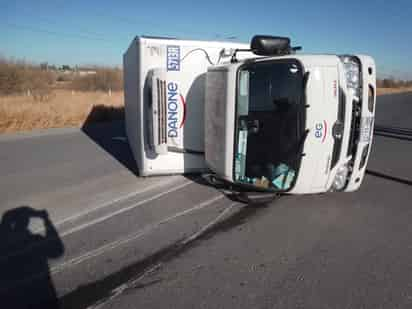 Volcadura de camión repartidor en la carretera El Esterito moviliza a cuerpos de emergencia