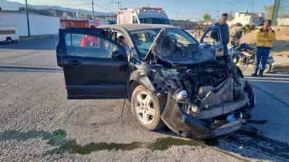 Ebrio conductor impacta su auto contra transporte de personal