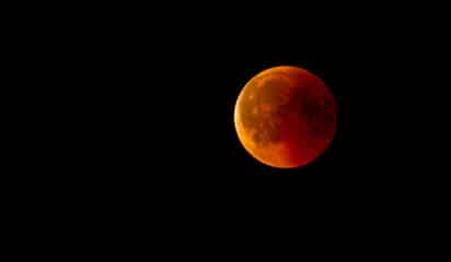 ¿Hay riesgo por observar un Eclipse Lunar directo?