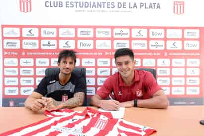 El defensor argentino firmó ayer contrato de cuatro años con su equipo anterior, Estudiantes de la Plata, luego de un año con Santos.