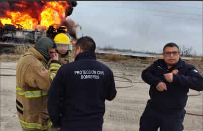 Cierran carretera federal 57 en el tramo Piedras Negras-Nava, por explosión de una pipa