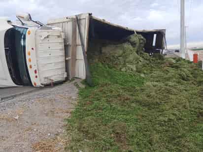 Vehículo que transportaba alfalfa queda volcado en la carretera a Gregorio García