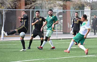 El duelo entre Chavorucos y Chavitos FC jugado en la Pereyra, resultó
emocionante con triunfo para los primeros 3-2. (Foto Ramón Sotomayor)