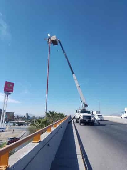 Modernizan alumbrado público en los puentes del bulevar Ejército Mexicano