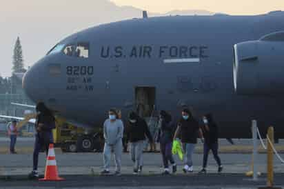 Un avión de la Fuerza Aérea de EUA en el cual llegaron 80 guatemaltecos deportados en la Ciudad de Guatemala. EFE/ Mariano Macz