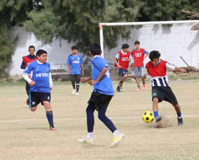 Las semifinales resultaron trepidantes, en choques jugados en el interior
de la Unidad Deportiva Gómez Palacio. (Cortesía ELITE Deportiva)