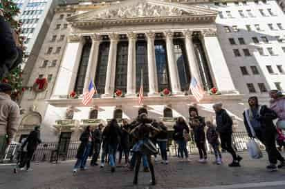 Varias personas caminan frente al edificio de la Bolsa de Valores de Nueva York (Estados Unidos). EFE/ Angel Colmenares