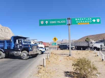 Transportistas generan caos vial durante bloqueo en la caseta a León Guzmán