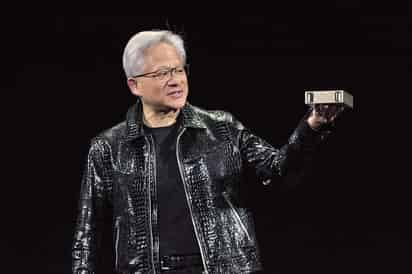 El fundador y CEO de Nvidia, Jensen Huang, presenta la primera supercomputadora con IA de la compañía. Imagen: EFE/ Allison Dinner