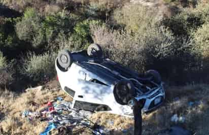 Conductor abandona su auto luego de caer a un arroyo