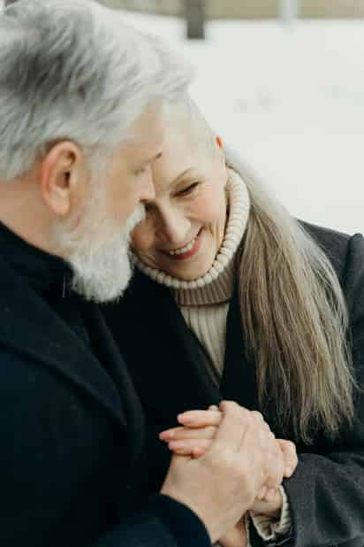 Aunque el amor consumado es el objetivo de muchas parejas, Sternberg advierte que mantener este equilibrio es más complicado que alcanzarlo.