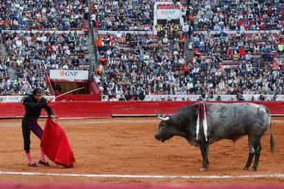 El hidrocálido Joselito Adame, no tuvo suerte con 'Don Simón' de 509 kilos de la prestigiosa ganadería de Xajay, por lo que optó por la espada.