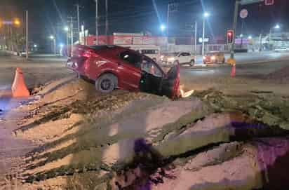 Cae vehículo a zanja en los trabajos de pavimentación del bulevar Rebollo Acosta