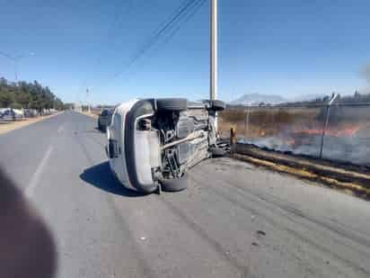 Vuelca camioneta y provoca incendio tras impactó contra un poste de la CFE