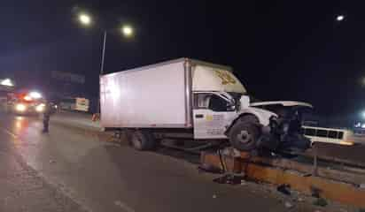 Conductor se impacta contra puente vehicular en Ramos Arizpe