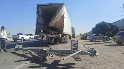 Tráiler intenta ganarle el paso al tren en Gómez Palacio y termina impactado