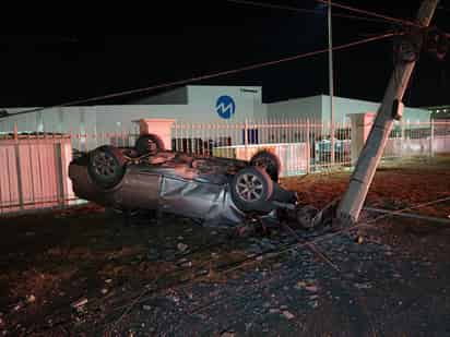 Vuelca ebrio conductor en el Libramiento Óscar Flores Tapia