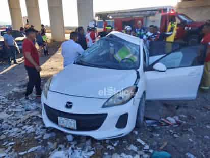 Volcadura deja dos personas prensadas en la antigua carretera Torreón-San Pedro