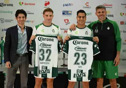 La directiva encabezada por Alejandro Irarragorri Kalb y el director técnico Fernando Ortiz realizaron la presentación oficial de ambos futbolistas en el Salón Orlegi del Territorio Santos Modelo.