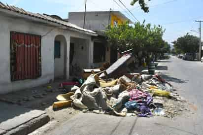 Cansados de la acumulación de desechos en la vía pública, los vecinos de la colonia Abastos piden la intervención del Municipio. (EL SIGLO DE TORREÓN)