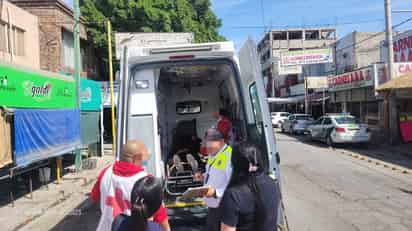 Taxi arrolla a joven mujer en el Centro de Gómez Palacio