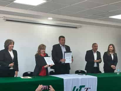 La firma del convenio estuvo a cargo del rector de la UTT, Carlos
Centeno y la directora general de los CECyTEC, Azucena Ramos.