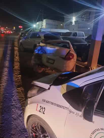 Taxista se impacta contra cuatro autos estacionados frente a taller mecánico de Gómez Palacio