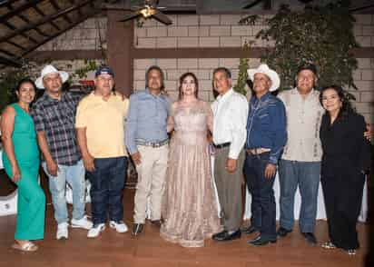 La festejada acompañada por sus hermanos: Lorenza Alvarez Rodríguez, Santiago Alvarez Rodríguez, Víctor Manuel Álvarez, Rodríguez Benigno Álvarez Rodríguez, Juan Francisco Álvarez, Rodríguez, Alejandro Álvarez Rodríguez y San Juana Álvarez Rodríguez.