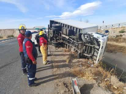 Camión repartidor vuelca tras derrapar en el puente El Caracol