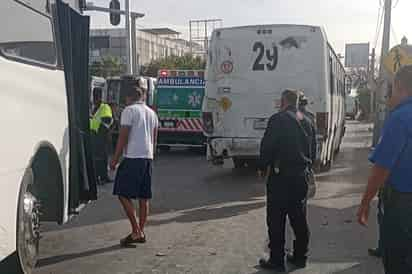 Choque de camiones de transporte público y un auto particular deja cinco pasajeros lesionados