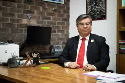 El rector Juan Luis Hernández Avendaño, celebra un récord histórico en matrícula de estudiantes. (EL SIGLO DE TORREÓN)