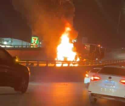 Tras incendiarse, vehículo terminó reducido a cenizas