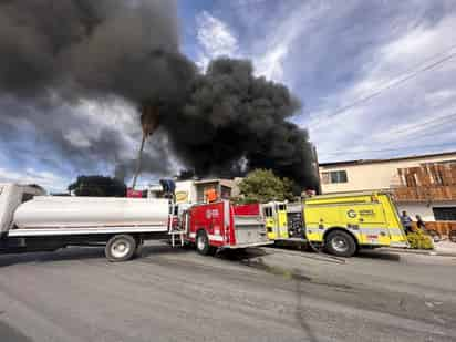 Fuerte incendio en Gómez Palacio deja un bombero intoxicado