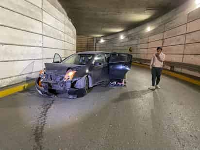 Jóvenes sufren accidente al conducir a alta velocidad en Saltillo